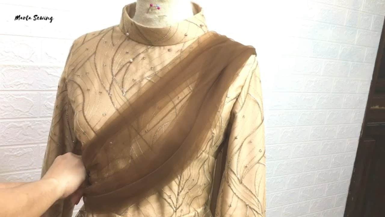 Cara Pakai Selendang di Bahu